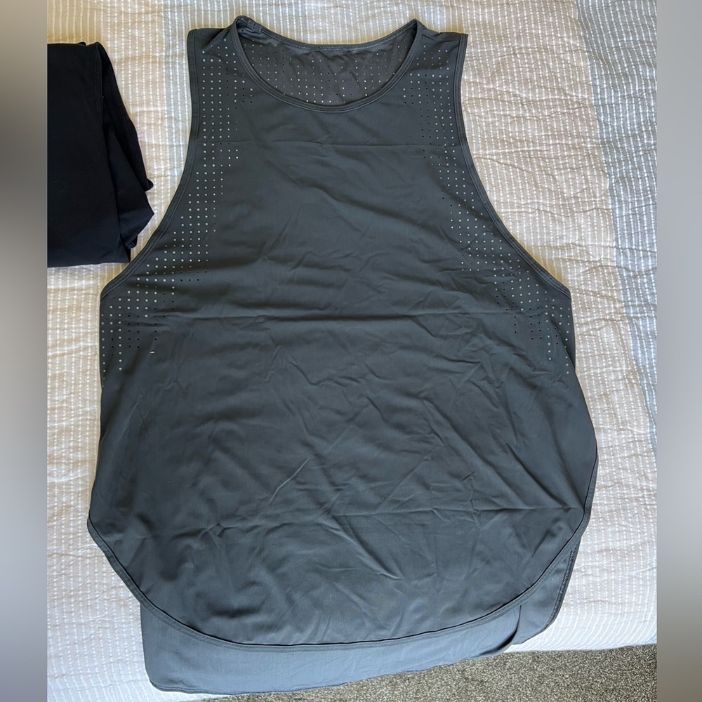 NWOT Lululemon High Neck Split Hem
Run Tank Size 8 Charcoal Grey